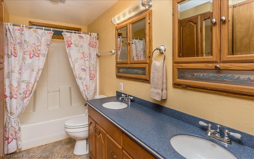 9 Mary Bell Landing Road Sebring, FL 33876 - Photo 11 of 24 Guest bathroom