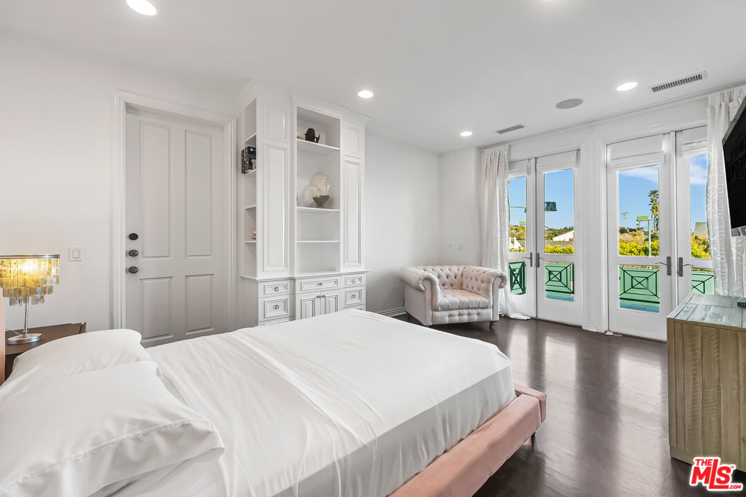 0 Broad Beach Road Malibu, CA 90265 - Photo 46 of 54 a bedroom with a large bed and a large window