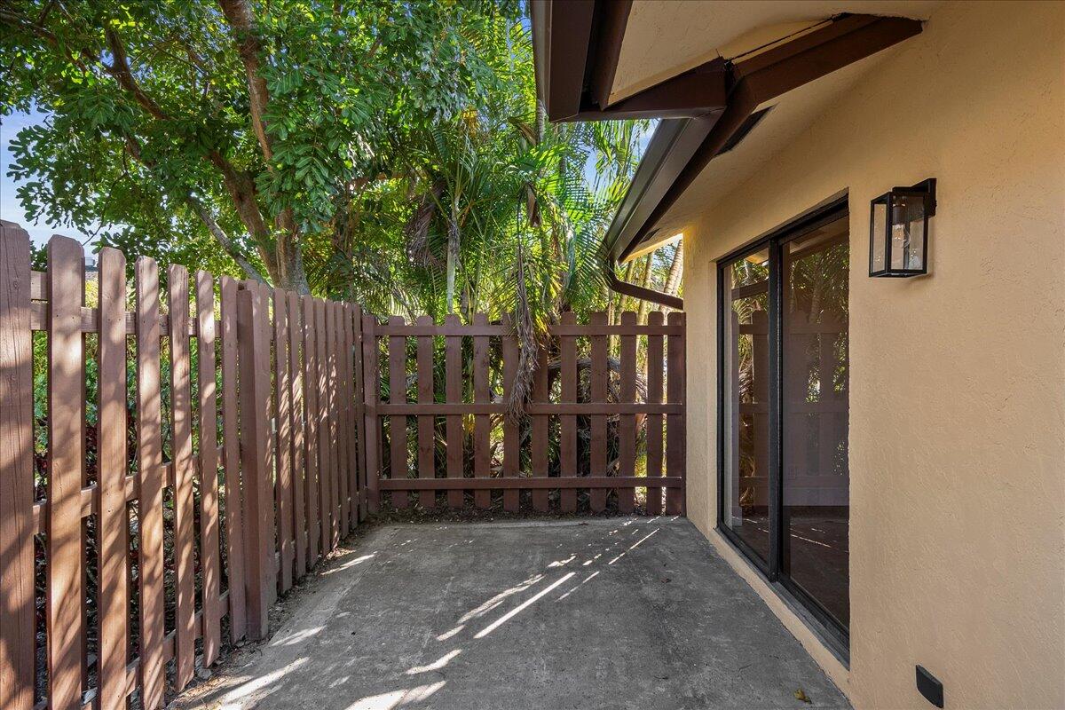 402 Springdale Circle, Unit 40B Palm Springs, FL 33461 - Photo 20 of 29 02-JLC_5130