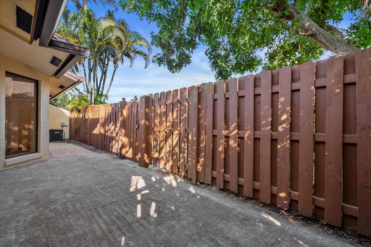 402 Springdale Circle, Unit 40B Palm Springs, FL 33461 - Photo 22 of 29 04-JLC_5153