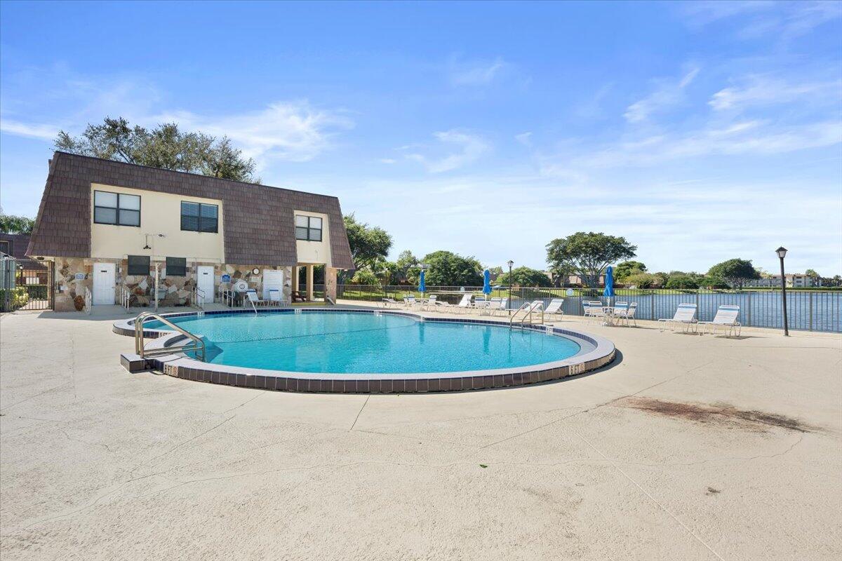 402 Springdale Circle, Unit 40B Palm Springs, FL 33461 - Photo 24 of 29 24-LUX_8341