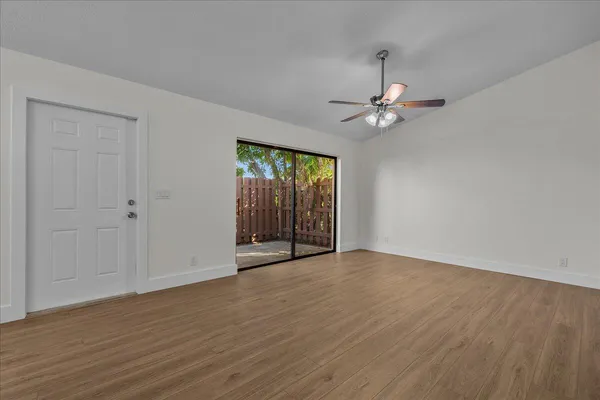 $2,500 | 402 Springdale Circle, Unit 40B, Palm Springs, FL 33461