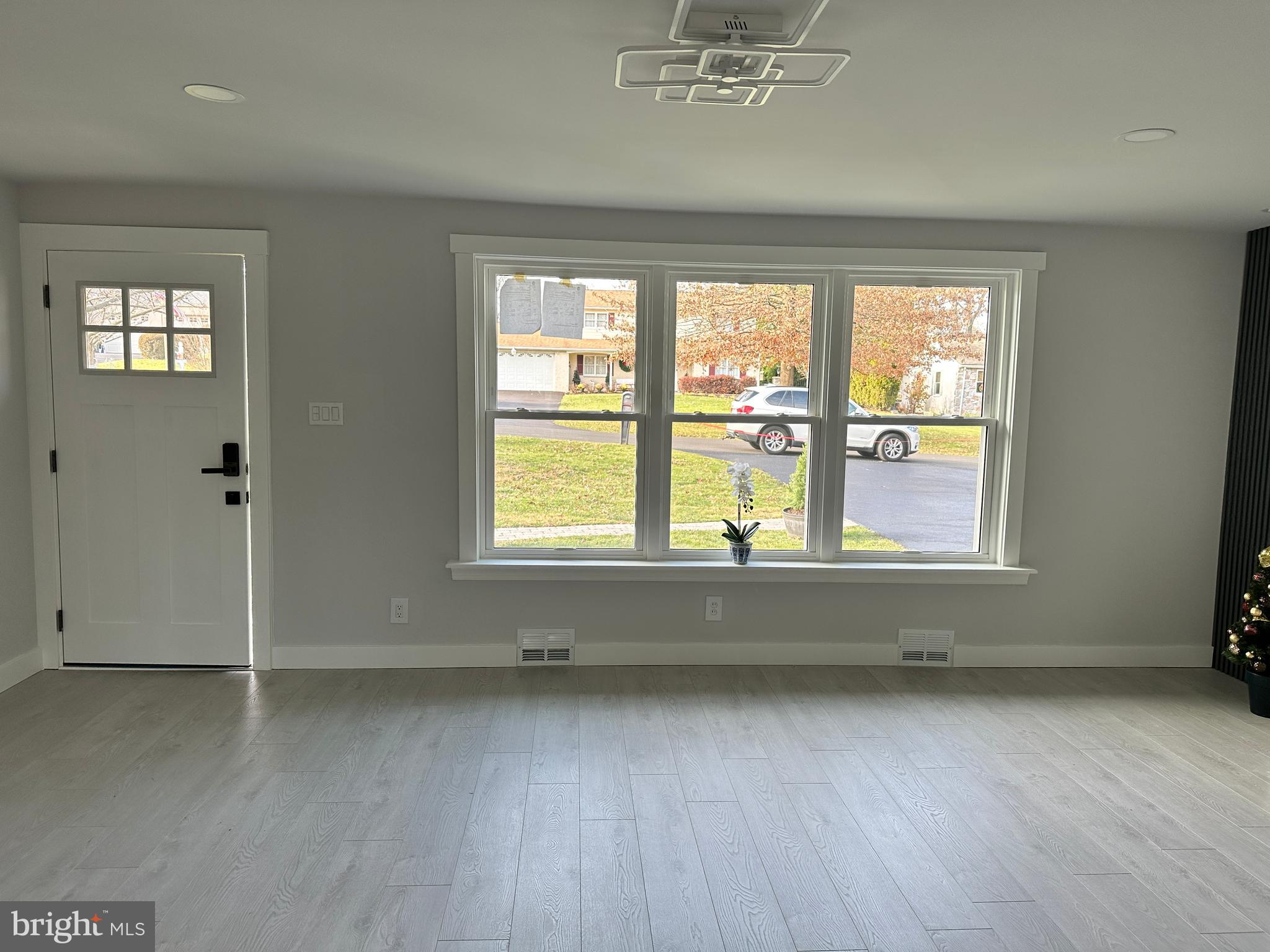 99 Elfreth Road Huntingdon Valley, PA 19006 - Photo 5 of 29 Big living room window