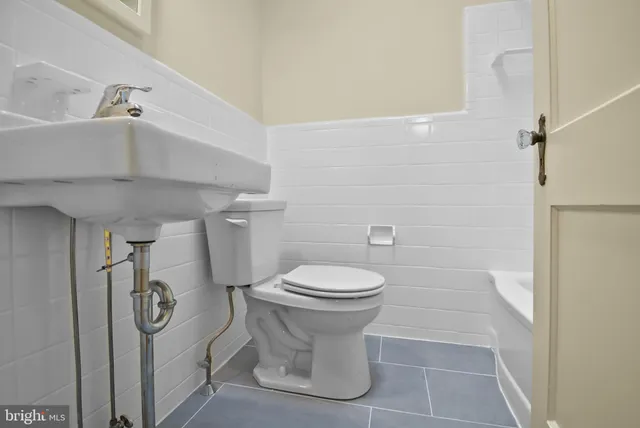 $1,900 | 1051 Oakwood Drive, Glenolden, PA 19036