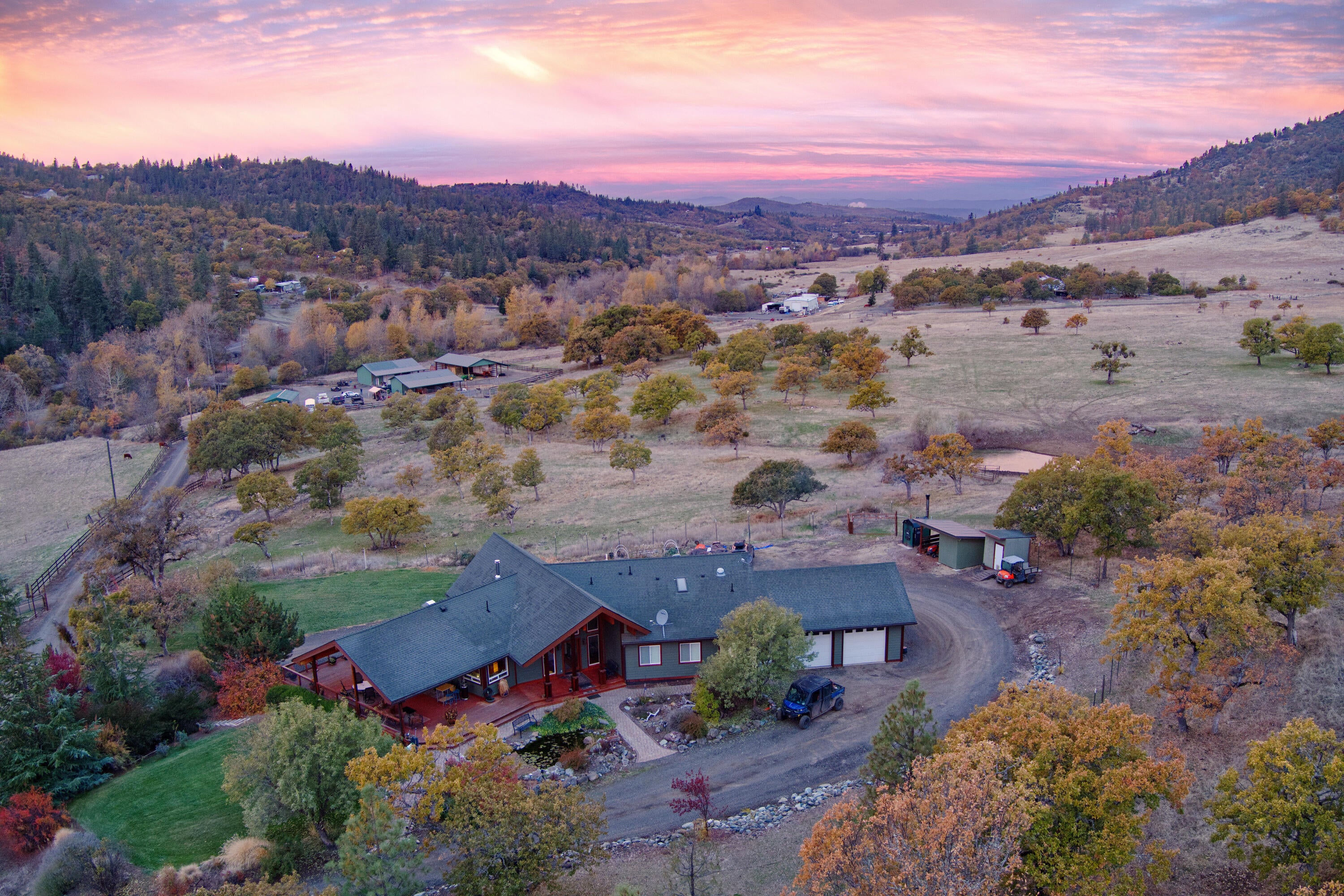 6555 East Antelope Road Eagle Point, OR 97524 - Photo 4 of 30 Twin Pines Ranch Sunrise Drone Westward