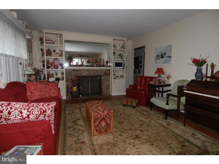 712 North Waverly Street Reading, PA 19607 - Photo 2 of 19 Living Room