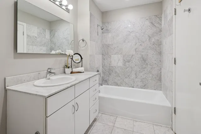 $299,000 | 860 West Blackhawk Street, Unit 204, Chicago, IL 60642