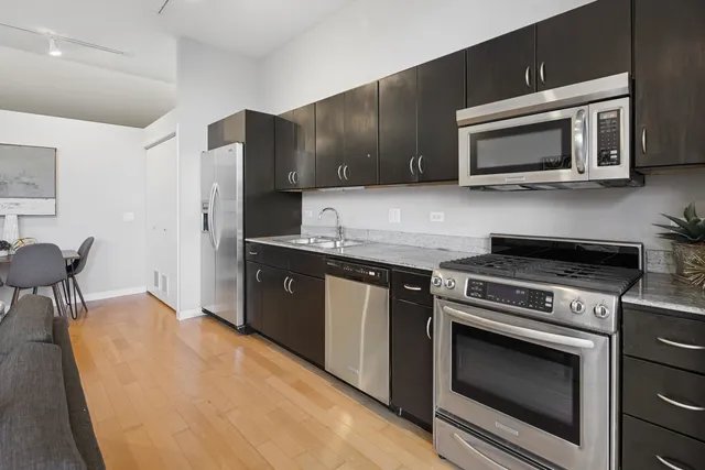 $299,000 | 860 West Blackhawk Street, Unit 204, Chicago, IL 60642