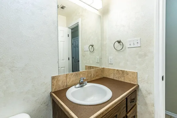 $1,595 | 811 11th Street, Wolfforth, TX 79382