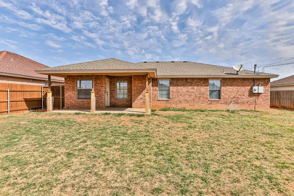 $1,595 | 811 11th Street, Wolfforth, TX 79382