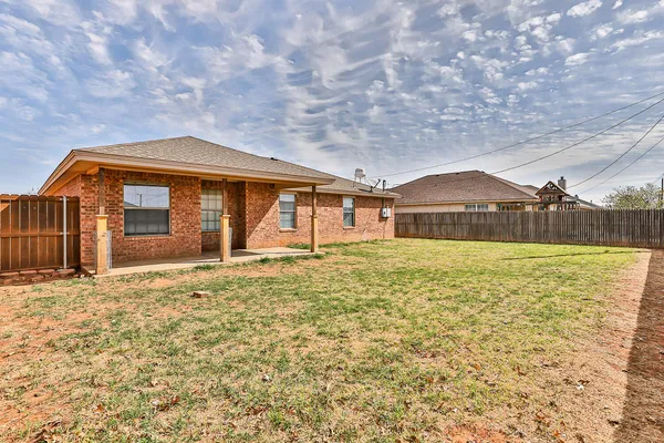 $1,595 | 811 11th Street, Wolfforth, TX 79382