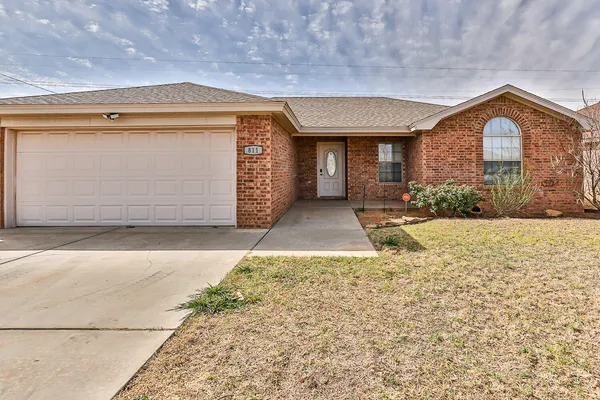 $1,595 | 811 11th Street, Wolfforth, TX 79382