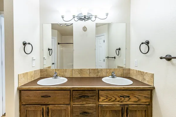 $1,595 | 811 11th Street, Wolfforth, TX 79382