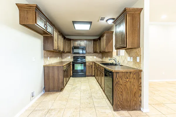 $1,595 | 811 11th Street, Wolfforth, TX 79382