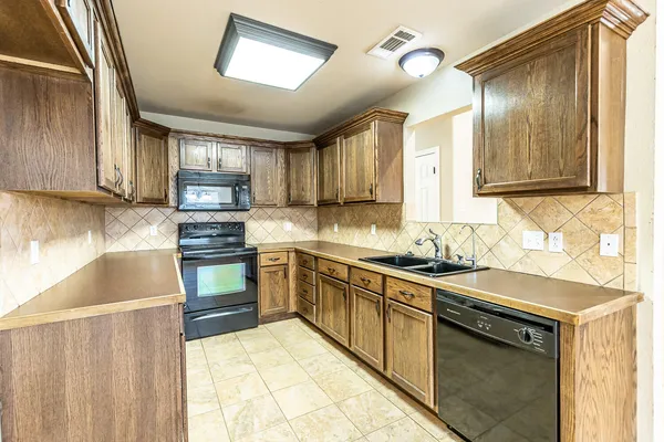 $1,595 | 811 11th Street, Wolfforth, TX 79382