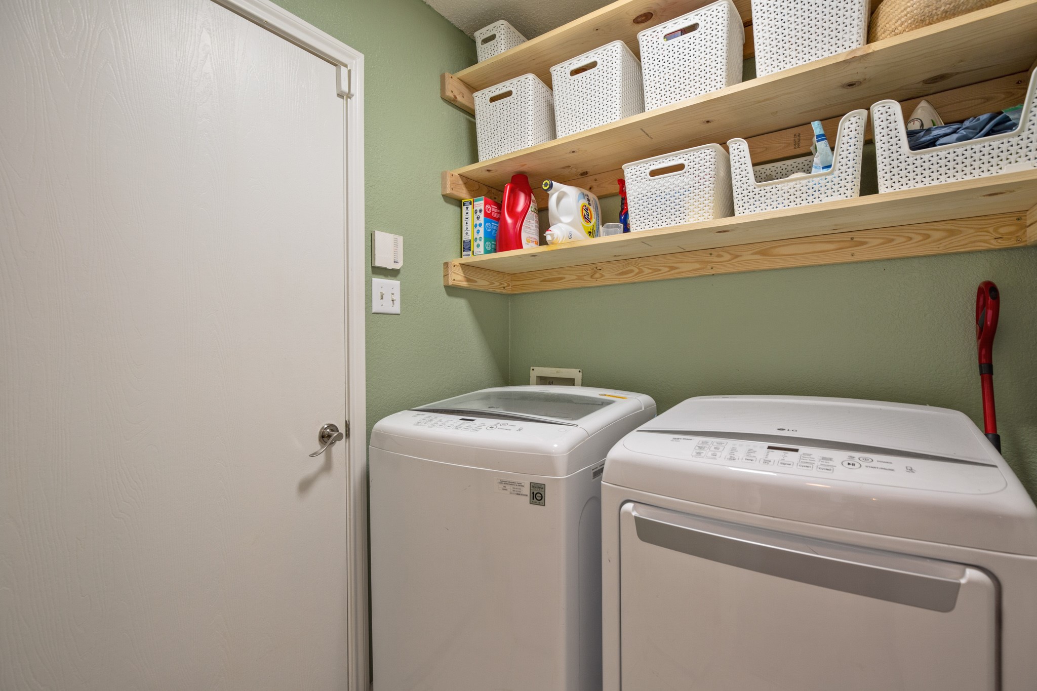 1205 Crossvine Way Pflugerville, TX 78660 - Photo 16 of 20 a utility room with dryer and washer