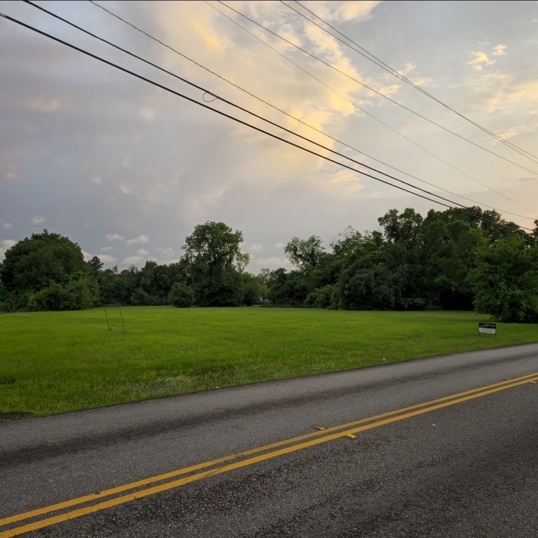4918 Langley Road Houston, TX 77093 - Photo 3 of 5 a view of a yard and a big yard