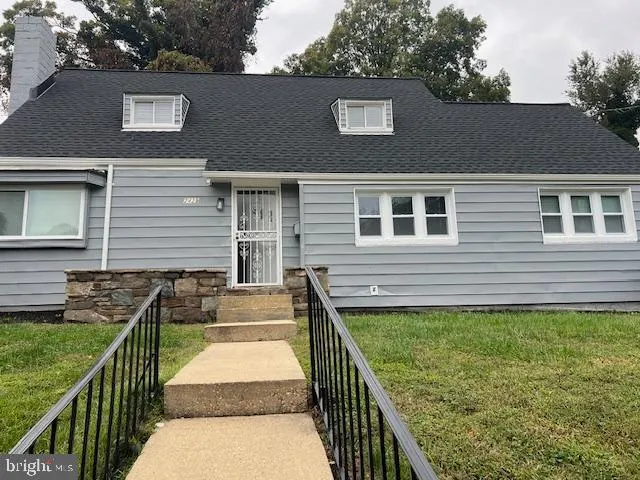a view of a house with backyard