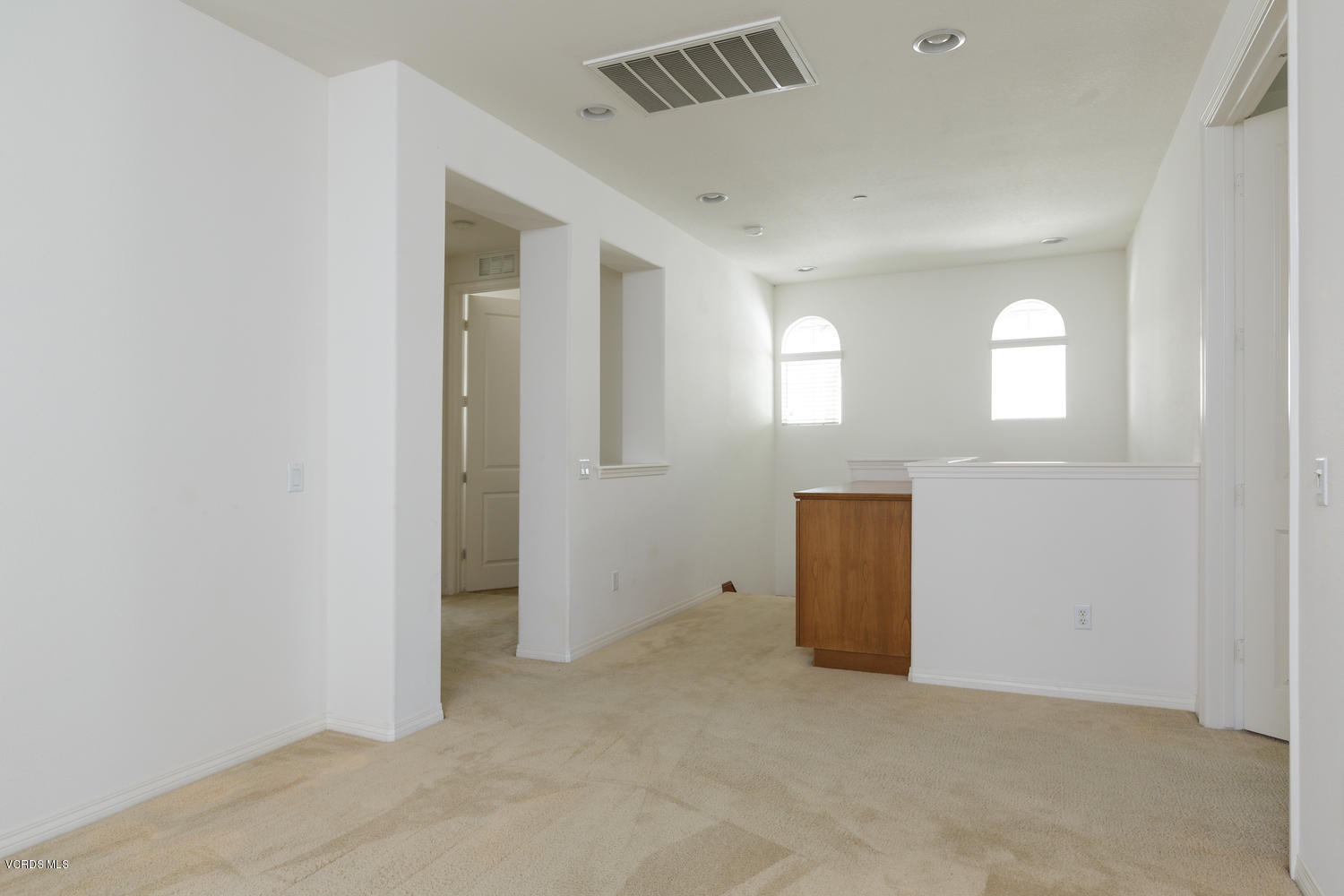 1455 Donegal Way Oxnard, CA 93035 - Photo 13 of 32 an empty room that has a mirror in it