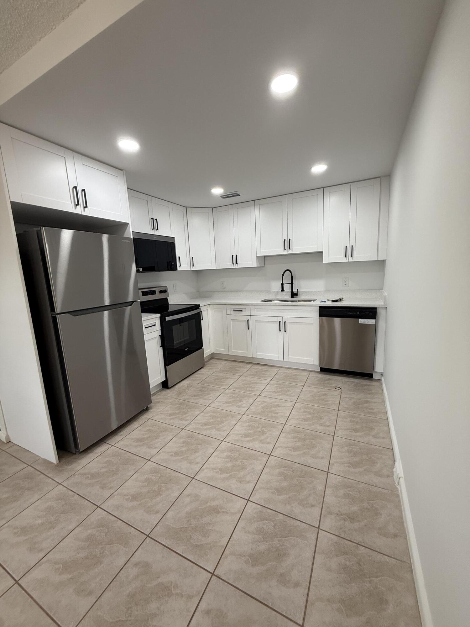 3089 Yarmouth East, Unit 3089 Boca Raton, FL 33434 - Photo 2 of 14 3089 010