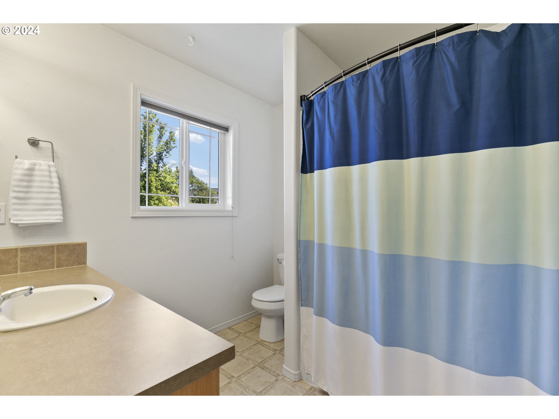 3041 South Cedar Ridge Drive Ridgefield, WA 98642 - Photo 19 of 26 a bathroom with a sink and a toilet