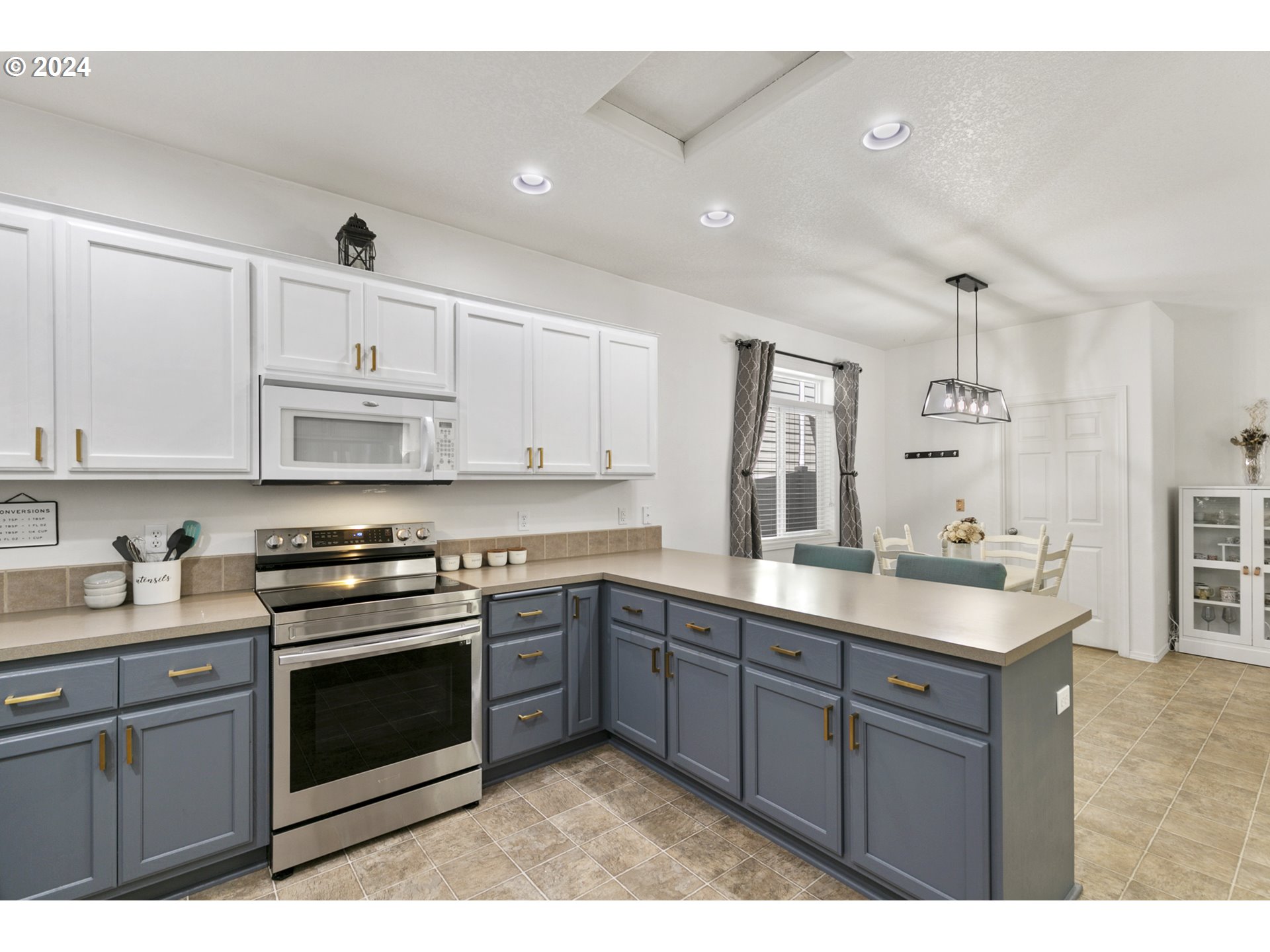 3041 South Cedar Ridge Drive Ridgefield, WA 98642 - Photo 2 of 26 a kitchen with a sink stove and cabinets