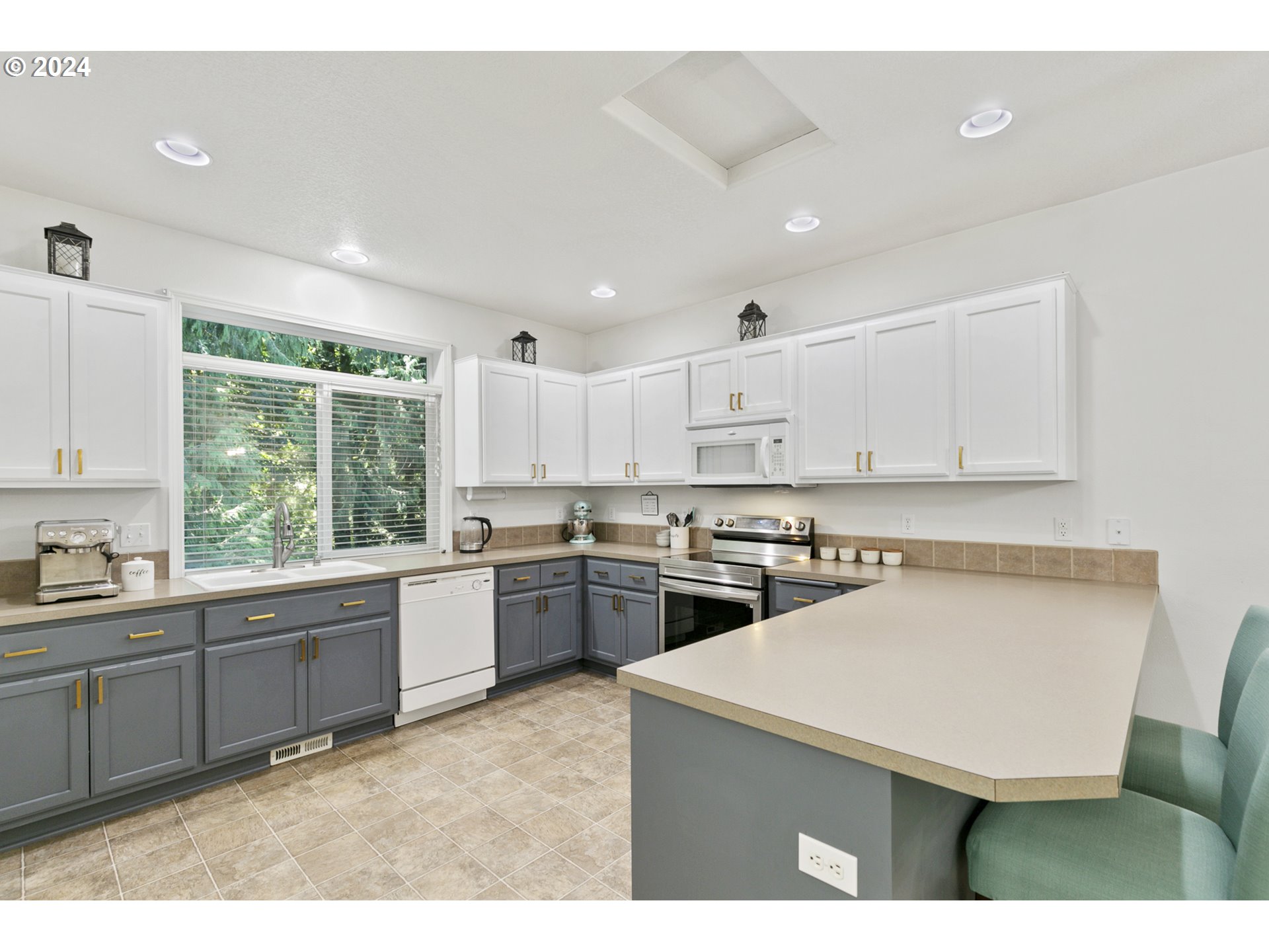 3041 South Cedar Ridge Drive Ridgefield, WA 98642 - Photo 4 of 26 a kitchen with a sink a stove a refrigerator cabinets and a window