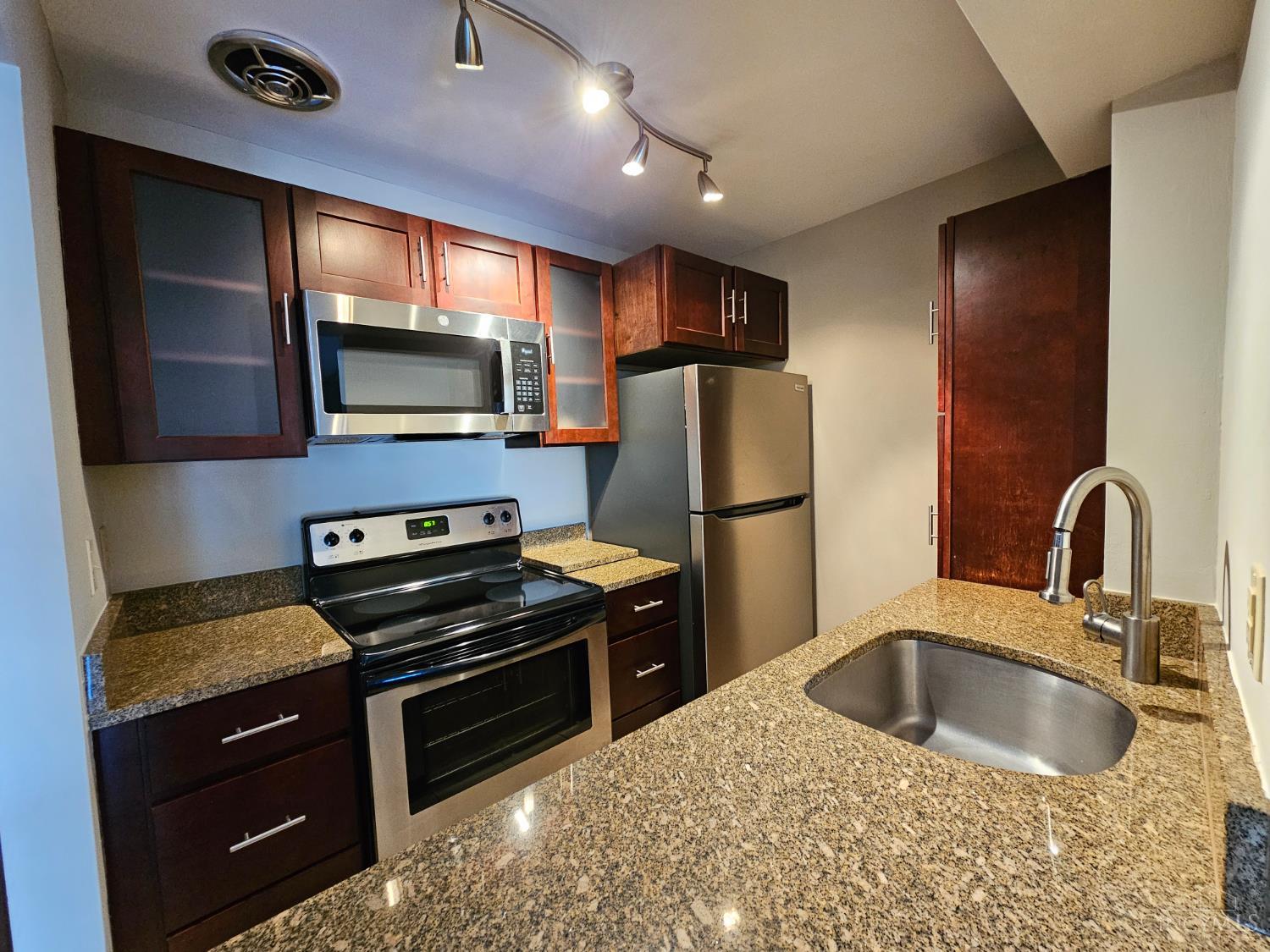 1815 William Howard Taft Road, Unit 507 Cincinnati, OH 45206 - Photo 11 of 28