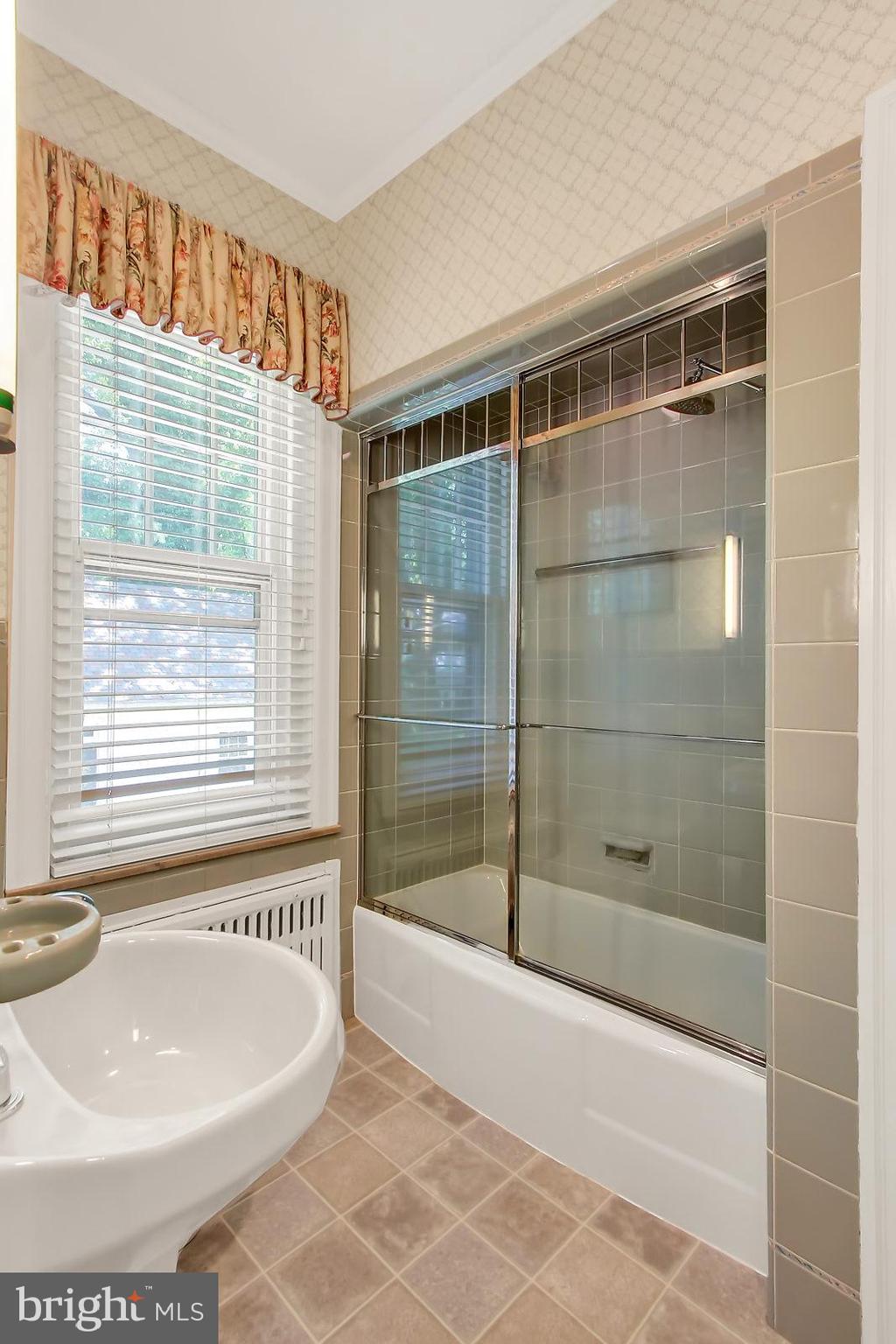 1302 Orchard Road Reading, PA 19611 - Photo 16 of 30 Main Bath
