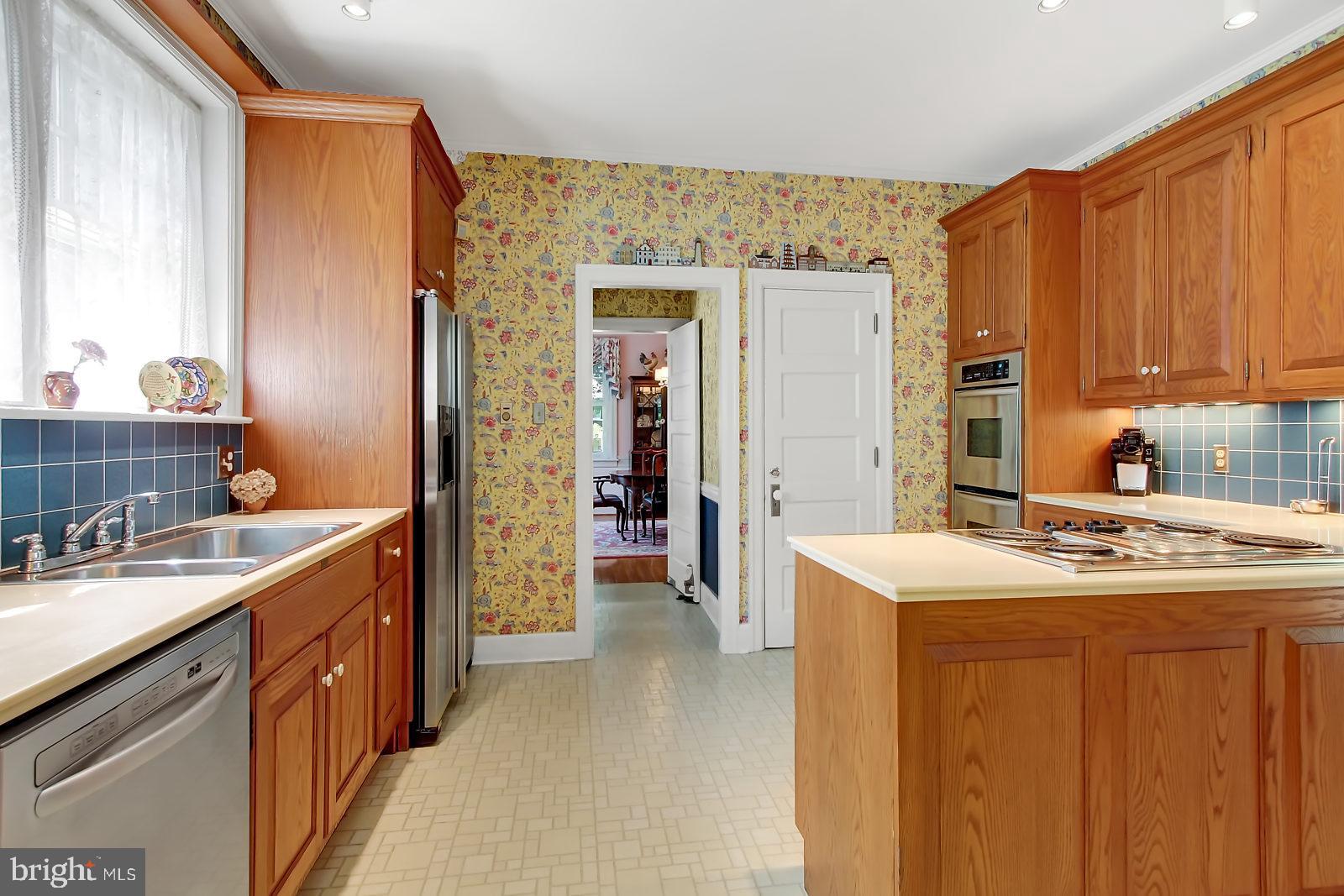1302 Orchard Road Reading, PA 19611 - Photo 9 of 30 Rutt Oak Kitchen