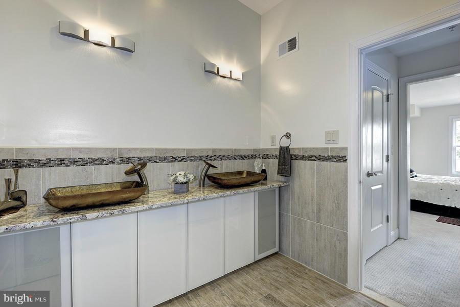 1424 L Street Southeast, Unit 302 Washington, DC 20003 - Photo 19 of 22 Double Vanity