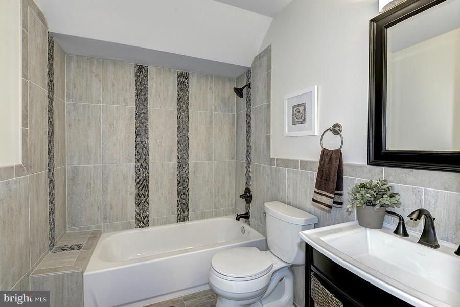 1424 L Street Southeast, Unit 302 Washington, DC 20003 - Photo 22 of 22 Second Master Bath on Main Level Master Bedroom