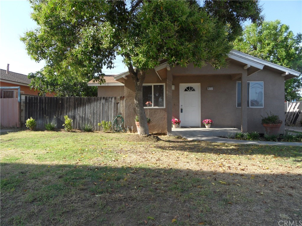 927 Daulton Avenue Madera, CA 93638 - Photo 1 of 34 a view of a house with backyard and sitting area