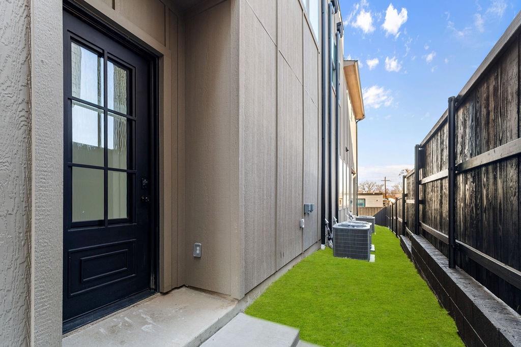 1825 Pollard Street Dallas, TX 75208 - Photo 4 of 40