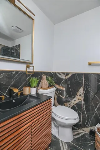 $405,000 | 10814 Oak Street, Kansas City, MO 64114