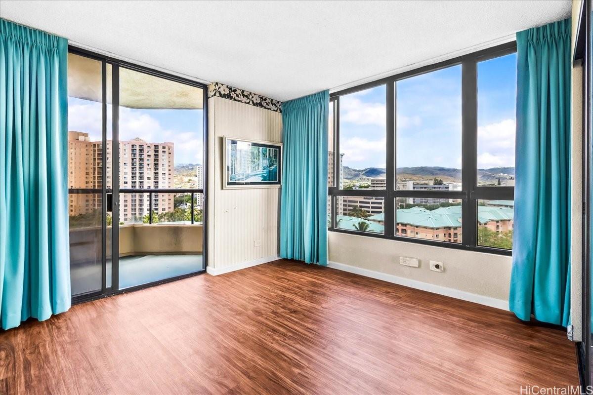 5333 Likini Street, Unit 1110 Honolulu, HI 96818 - Photo 20 of 25 a bedroom with a bed and a large window