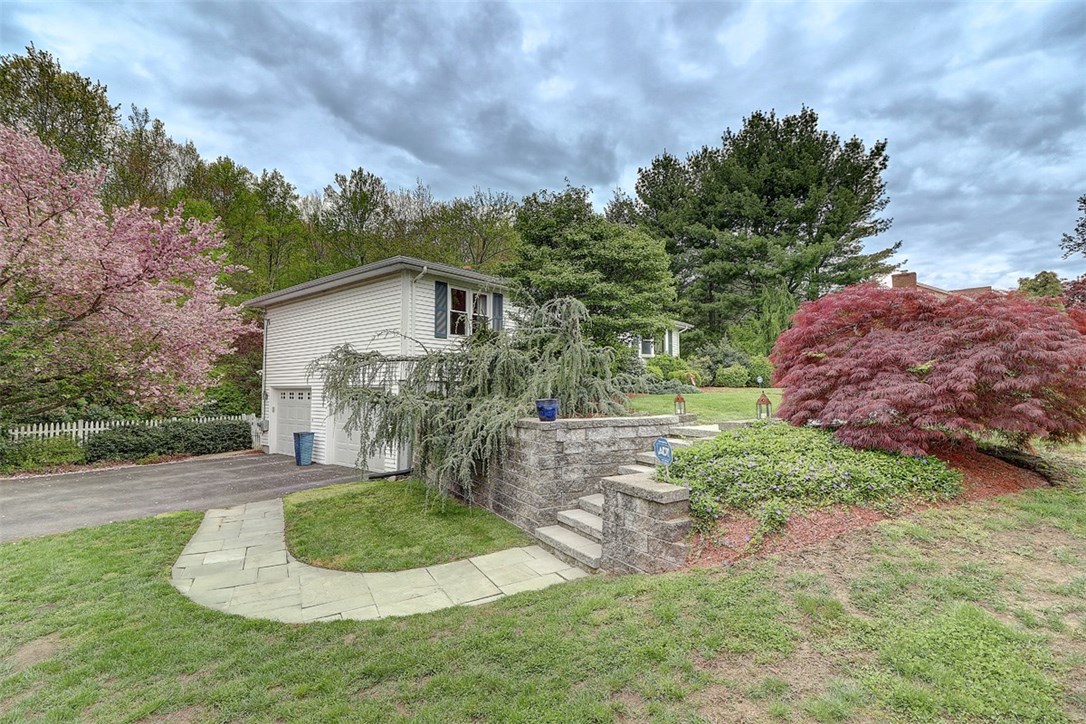 4 Azalea Drive Cranston, RI 02921 - Photo 8 of 40 Gallery Image 8