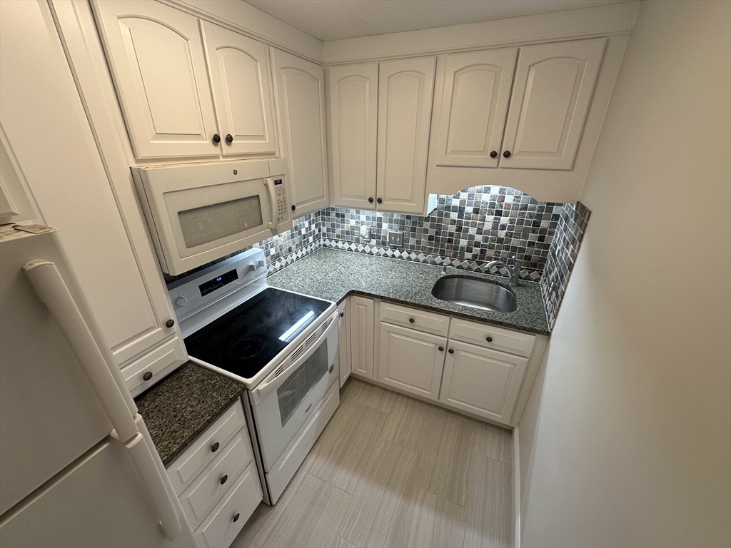 11 Riverside Avenue, Unit 4 Danvers, MA 01923 - Photo 2 of 32 Gallery Image 2
