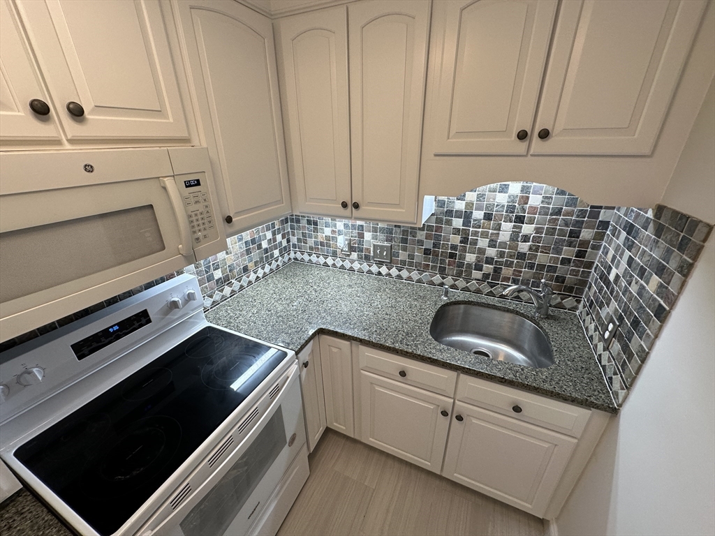 11 Riverside Avenue, Unit 4 Danvers, MA 01923 - Photo 3 of 32 Gallery Image 3