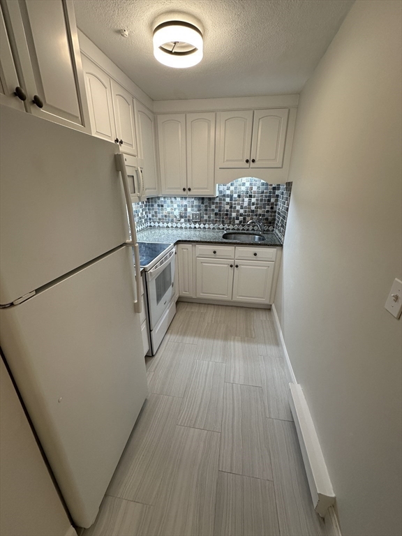 11 Riverside Avenue, Unit 4 Danvers, MA 01923 - Photo 5 of 32 Gallery Image 5