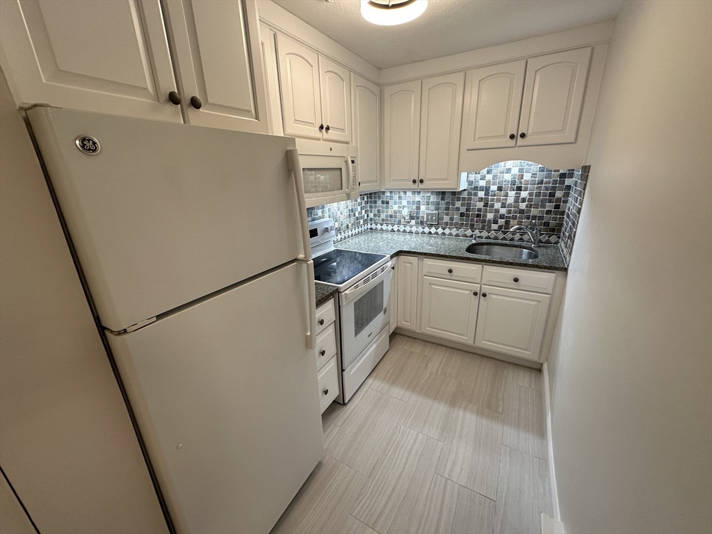 11 Riverside Avenue, Unit 4 Danvers, MA 01923 - Photo 6 of 32 Gallery Image 6