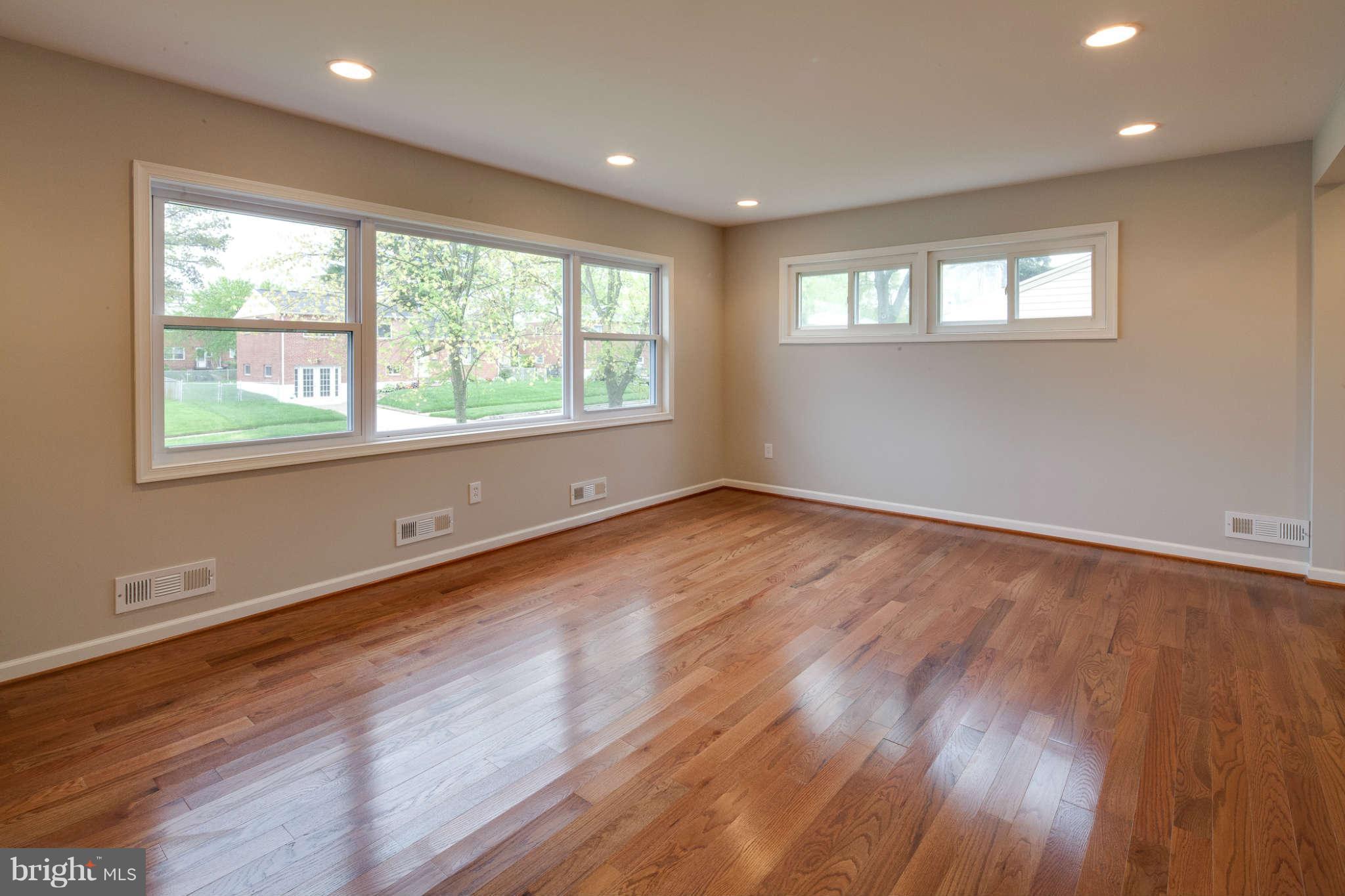 1012 Southridge Road Baltimore, MD 21228 - Photo 7 of 29 Living Room