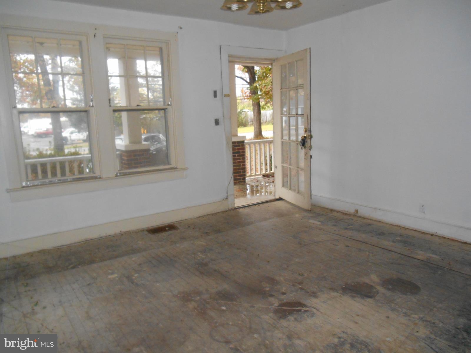 7302 Livingston Road Fort Washington, MD 20744 - Photo 11 of 13 Living room