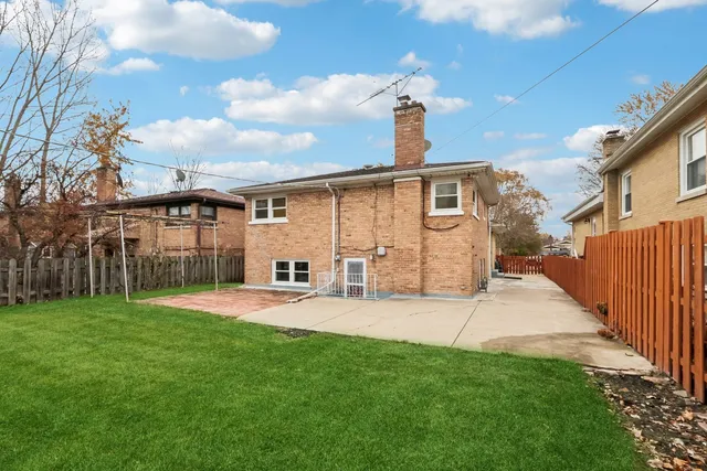 $575,000 | 3836 West Estes Avenue, Lincolnwood, IL 60712