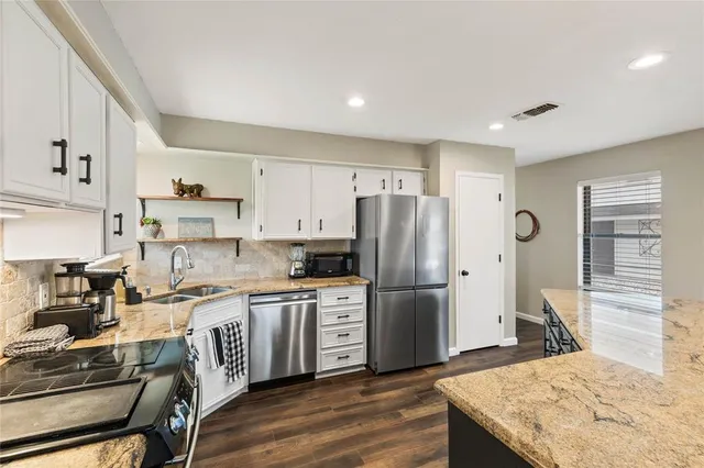 $2,790 | 301 Granada Calle Street, Granbury, TX 76049