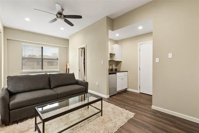 $3,200 | 301 Granada Calle Street, Granbury, TX 76049