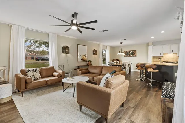 $3,200 | 301 Granada Calle Street, Granbury, TX 76049