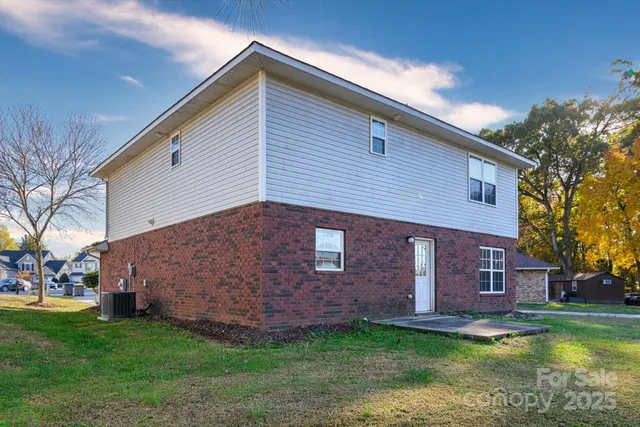 a view of a house with a yard