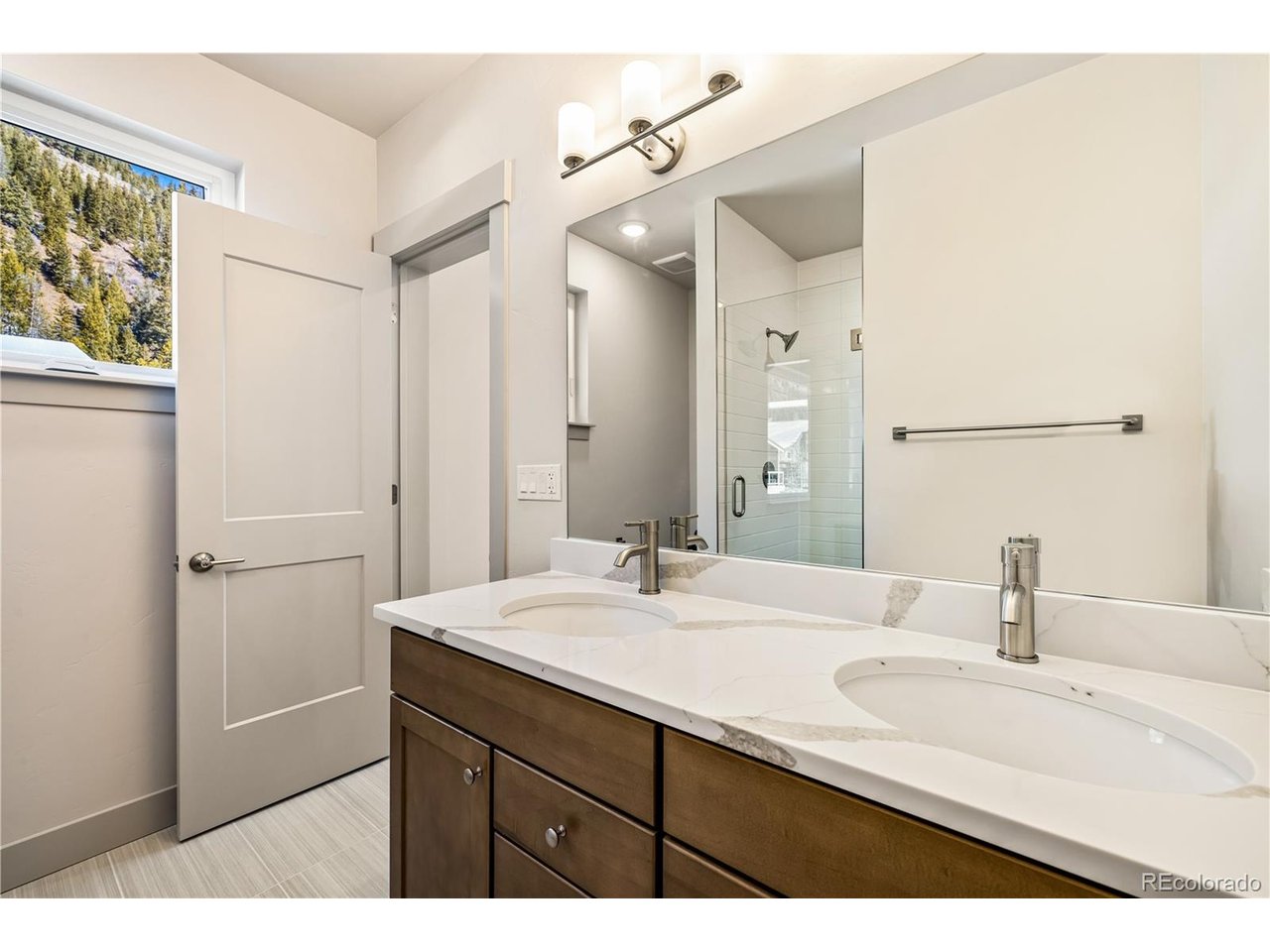 628 Montezuma Road, Unit 1 Keystone, CO 80435 - Photo 13 of 29 Primary bathroom