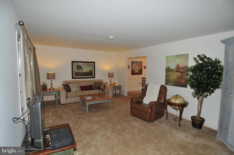 734 Whitehall Beach Road Annapolis, MD 21409 - Photo 3 of 22 Living Room